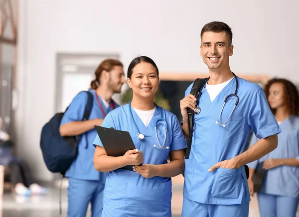 Studenci w korytarzu uczelni medycznej — Zdjęcie stockowe