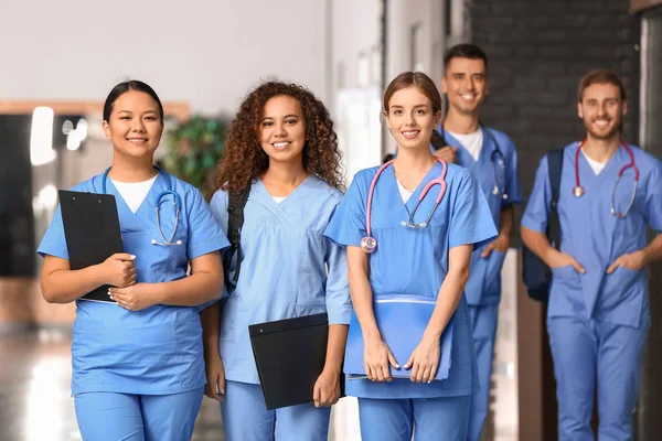 Groep studenten in de gang van de medische universiteit — Stockfoto