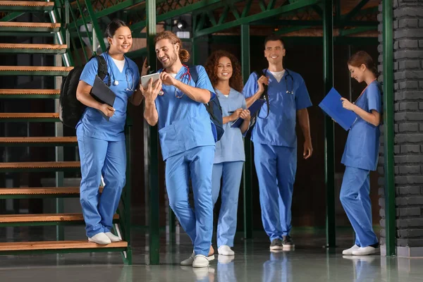 Skupina studentů na chodbě lékařské univerzity — Stock fotografie