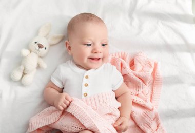 Yatakta yatarken şirin bebek portresi