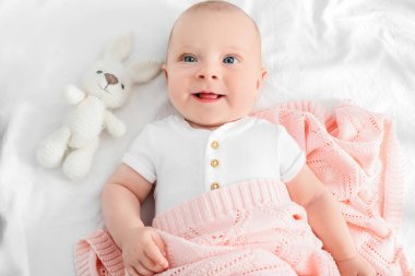 Yatakta yatarken şirin bebek portresi