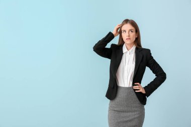 Renkli bir geçmişi olan düşünceli bir iş kadını. Seçim kavramı