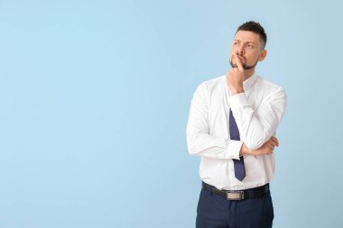 Renkli bir geçmişi olan düşünceli bir iş adamı. Seçim kavramı