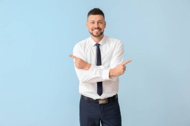 İş adamı renk arka planında farklı yönleri işaret ediyor. Seçim kavramı