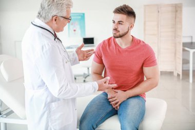 Genç adam ürolojisti klinikte ziyaret ediyor.