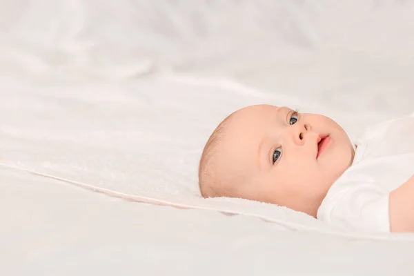 Portret van schattige kleine baby liggend op bed — Stockfoto
