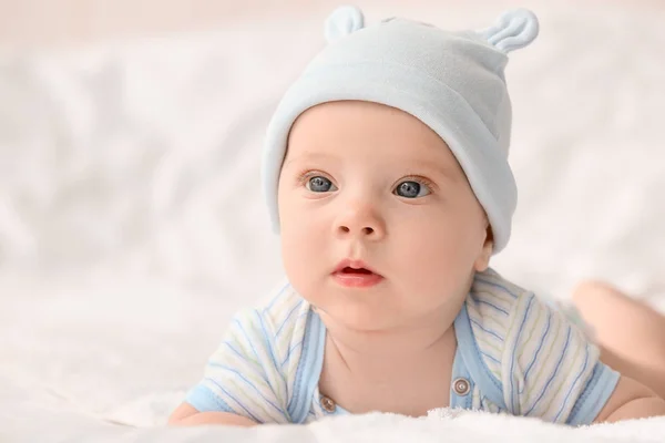 ベッドに横になっているかわいい赤ちゃんの肖像画 — ストック写真
