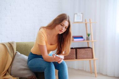 Diyabetik kadın evde mazgal kalemle kan örneği almak