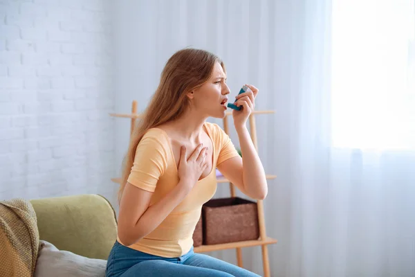 Wanita muda dengan inhaler mengalami serangan asma di rumah — Stok Foto