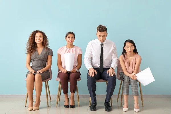 Jóvenes esperando entrevista de trabajo en interiores — Foto de Stock