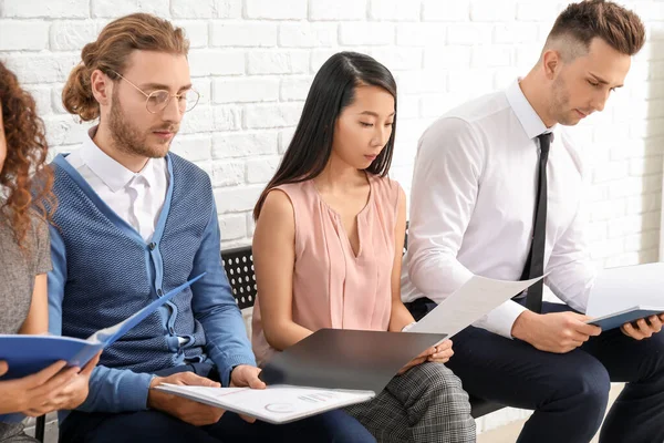 Jóvenes esperando entrevista de trabajo en interiores — Foto de Stock