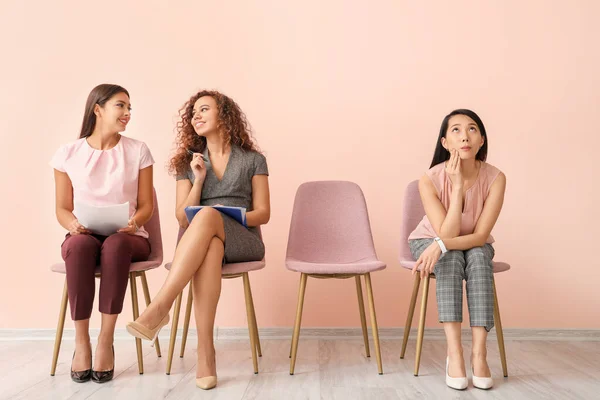 Mujeres jóvenes esperando entrevista de trabajo en interiores —  Fotos de Stock