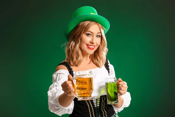 Mooie jonge vrouw met bier op kleur achtergrond. St. Patrick 's Day viering — Stockfoto