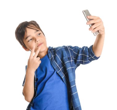 Beyaz arka planda selfie çeken sevimli küçük çocuk.