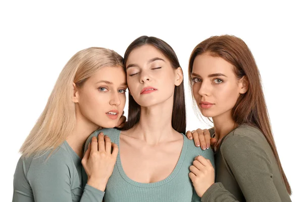 Unga kvinnor med vacker makeup på vit bakgrund — Stockfoto