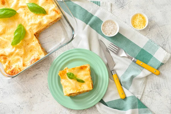 Samenstelling met lekkere zelfgemaakte lasagne op tafel — Stockfoto