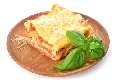 Beyaz arka planda ev yapımı lezzetli bir lazanya tabağı.