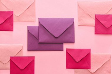 Renk arka plan üzerinde kağıt zarflar