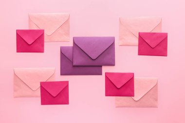 Renk arka plan üzerinde kağıt zarflar