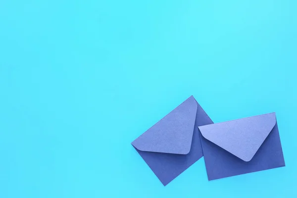 Envelopes de papel sobre fundo de cor — Fotografia de Stock