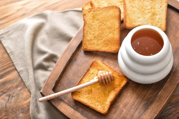 달콤 한 꿀을 먹고 식탁에서 빵을 구워 먹다 — 스톡 사진