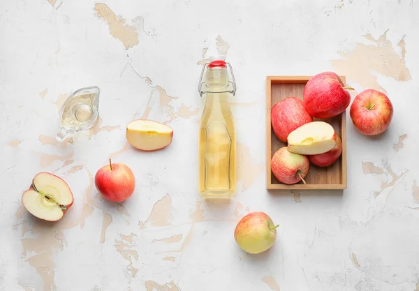 Vinagre de sidra de manzana sobre fondo blanco — Foto de Stock