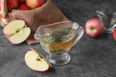 Koyu arkaplanda elma sirkesi sosu.