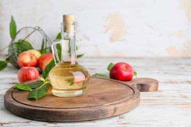 Masada bir şişe elma sirkesi.