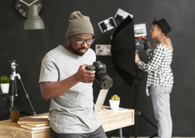 Stüdyoda Afro-Amerikalı fotoğrafçı