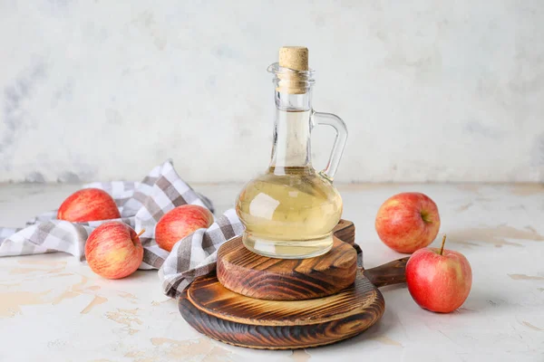 Bottle of apple cider vinegar on white background — Stock Photo, Image