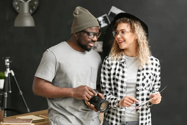 Fotógrafo afroamericano con asistente en estudio — Foto de Stock