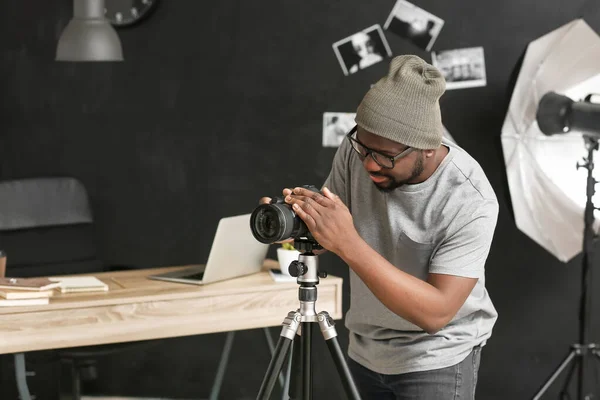 Fotógrafo afroamericano con cámara en estudio — Foto de Stock