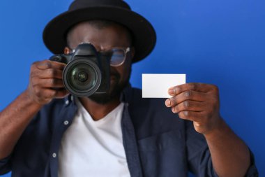Fotoğraf makinesi ve renkli kartviziti olan Afro-Amerikalı bir fotoğrafçı