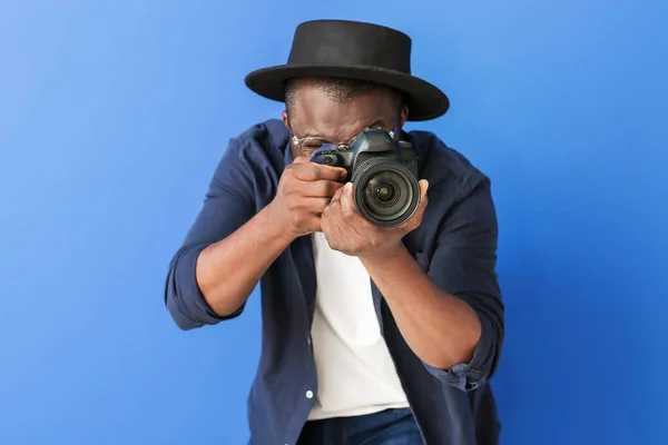 African-American photographer on color background — Stock Photo, Image