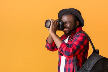 Arkaplanda Afro-Amerikalı fotoğrafçı