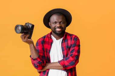 Arkaplanda Afro-Amerikalı fotoğrafçı