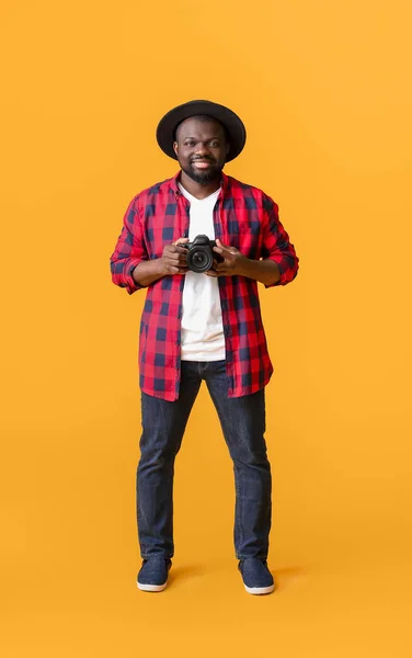 Afrikansk-amerikansk fotograf på farve baggrund - Stock-foto