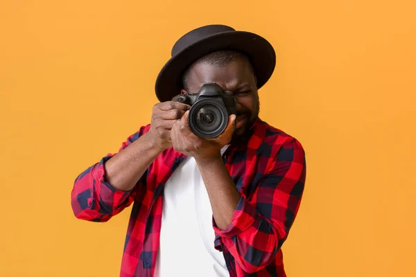 Fotógrafo afro-americano sobre fundo de cor — Fotografia de Stock