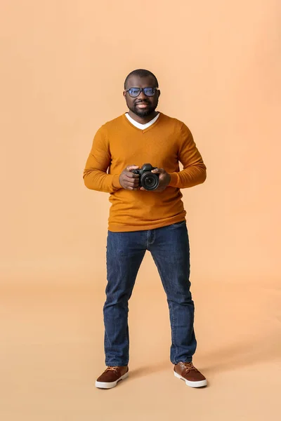 African-American photographer on color background — Stock Photo, Image