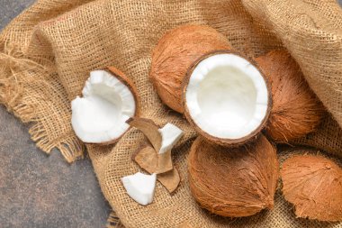 Gri arka plan üzerinde olgunlaşmış hindistancevizi