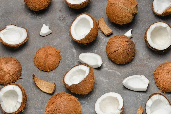 Cocos maduros sobre fundo cinza — Fotografia de Stock