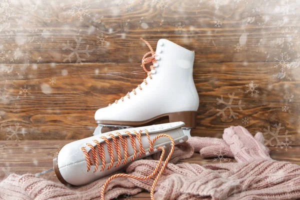 Pattini da ghiaccio, sciarpa e guanti su fondo di legno — Foto Stock