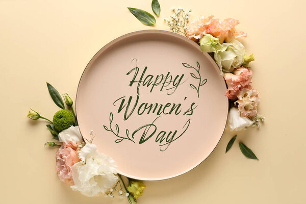 Beautiful composition with flowers, plate and text HAPPY WOMEN'S DAY on color background — Stock Photo, Image