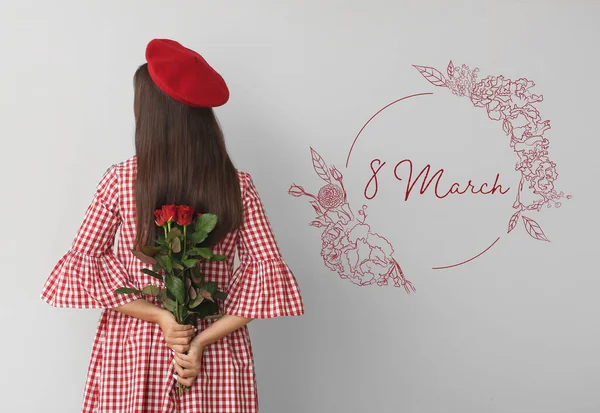 Piękna młoda dziewczyna z kwiatami na jasnym tle. Międzynarodowy Dzień Kobiet — Zdjęcie stockowe