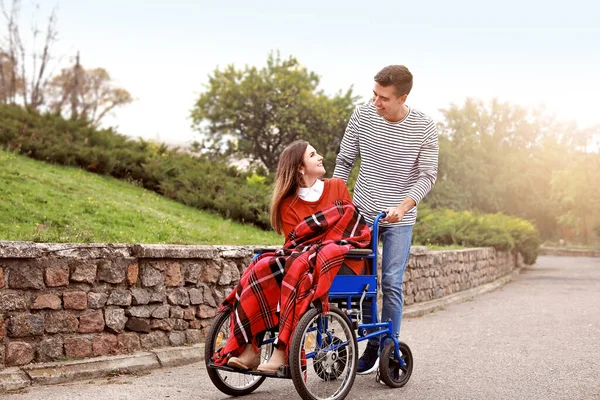 Jeune femme handicapée et son mari dans le parc d'automne — Photo