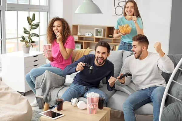 Vrienden spelen videospel thuis — Stockfoto