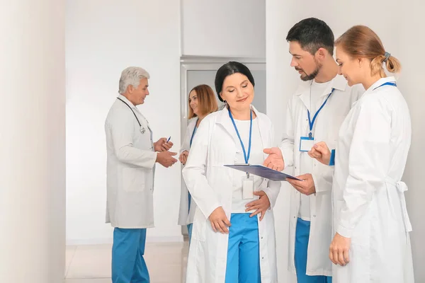 Ärzte diskutieren im Saal der Klinik — Stockfoto