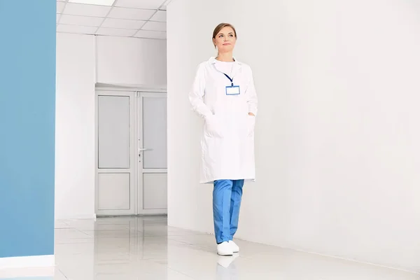 Femme médecin dans le hall de la clinique — Photo