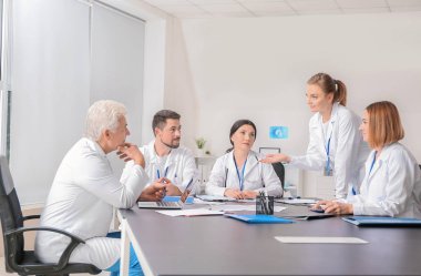 Klinikteki toplantı sırasında bir grup doktor