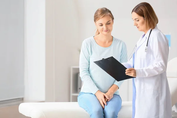 Female doctor working with patient in clinic — Stock Photo, Image